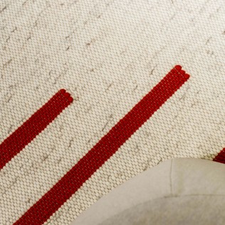 Detailaufnahme beiger Designteppich mit roten Streifen